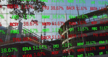 Arka plandaki inşaat alanındaki finansal veri işleme resmi. Küresel işletme finans konut piyasası dijital bileşimi.