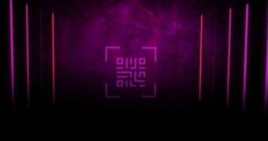 Pembe arka planda neon pembe elementlerle parlayan pembe QR kodu. Dijital olarak oluşturulmuş küresel çevrimiçi güvenlik veri teknolojisi kavramı.