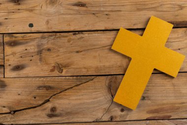 Sarı haç bileşimi ve tahta arka planda kopyalama alanı. İnanç, kutlama ve kopyalama alanı.