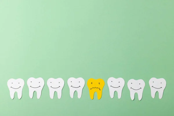 Close Paper Teeth Green Background Copy Space Medicine Healthcare Science — Stock Photo, Image