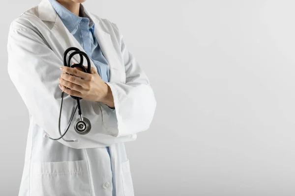 コピースペースと灰色の背景に聴診器を保持している白人医師の中央部 科学の概念 — ストック写真
