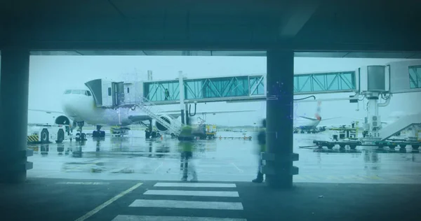 Obraz Białego Kodu Nad Szybko Poruszającymi Się Ludźmi Chodzącymi Lotnisku — Zdjęcie stockowe
