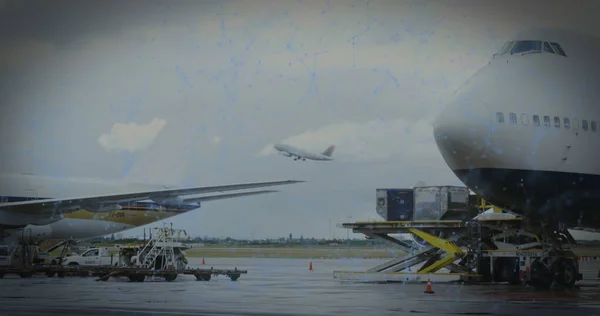 Arka Plandaki Dijital Kompozit Görüntüde Havalanan Bir Uçağın Mavi Kodu — Stok fotoğraf