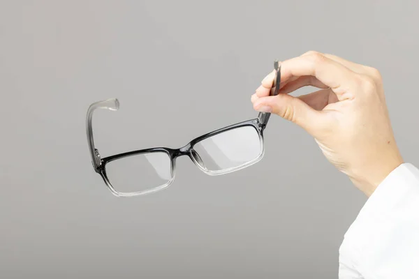 Hände Eines Kaukasischen Arztes Mit Brille Auf Grauem Hintergrund Mit — Stockfoto