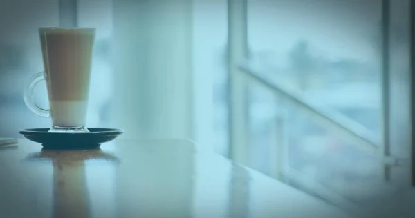 Gambar Kode Putih Memindai Secangkir Kopi Kopi Latte Berdiri Atas — Stok Foto