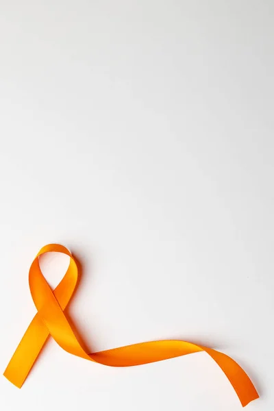 Tutup Pita Oranye Pada Latar Belakang Putih Dengan Ruang Fotokopi — Stok Foto
