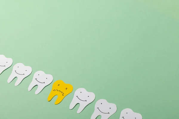Zbliżenie Papierowych Zębów Zielonym Tle Przestrzenią Kopiowania Koncepcja Medycyny Opieki — Zdjęcie stockowe