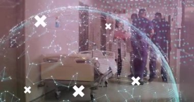 Hastanedeki çeşitli doktorların üzerinde küresel ve dijital insan kafasının animasyonu. Küresel tıp, sağlık ve dijital arayüz kavramı dijital olarak üretilen video.