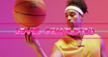 Neon deseni ve çift ırklı basketbol oyuncusu yerine tamamlanmış metin animasyonu. Spor, rekabet, video oyunu ve dijital olarak üretilen iletişim konsepti.