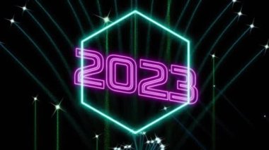 Siyah arka planda havai fişekler üzerine 2023 metnin animasyonu. Yeni yıl, gelenek ve kutlama konsepti dijital olarak oluşturuldu.