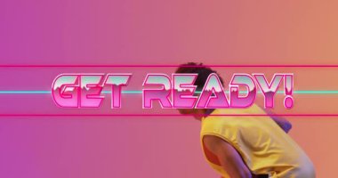 Neon desenli ve çift ırklı basketbol oyuncusuyla hazır metin animasyonu. Spor, rekabet, video oyunu ve dijital olarak üretilen iletişim konsepti.