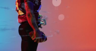 Kafkasyalı Amerikan futbolcu üzerinden veri işleme animasyonu. Spor, rekabet, veri işleme ve dijital olarak oluşturulan iletişim konsepti.