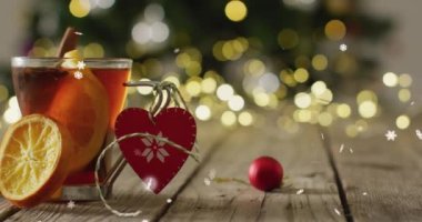 Yılbaşı içkisi ve süslemeleri üzerine düşen kar animasyonu. Noel, şenlik, kutlama ve gelenek konsepti dijital olarak oluşturuldu.