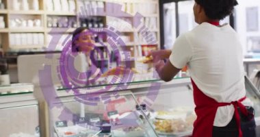 Çift ırklı kadın müşterisi olan Afrika kökenli Amerikalı bir erkek tezgahtarı tarama animasyonu. Küresel iş ve dijital arayüz kavramı, dijital olarak oluşturulmuş video.