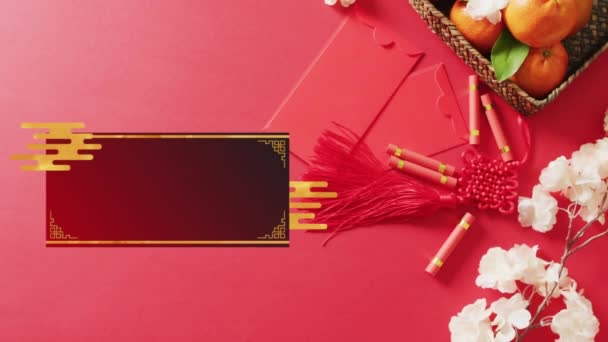 Анимация Новогоднего Поздравления Текст Над Китайскими Традиционными Украшениями Красном Фоне — стоковое видео