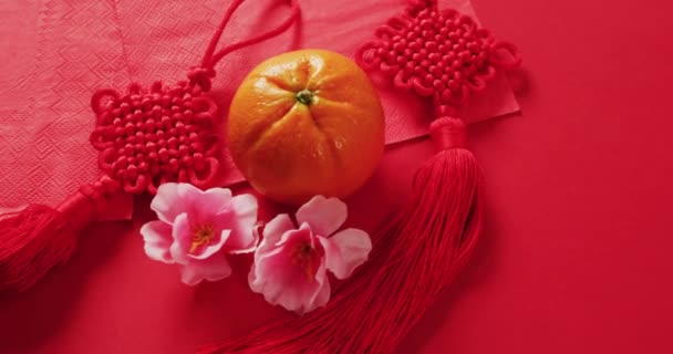 Animation Von Neujahrsgrüßen Text Über Traditionellen Chinesischen Dekorationen Auf Rotem — Stockvideo