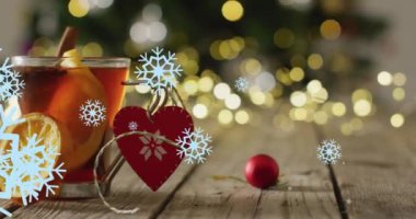 Yılbaşı içkisi ve süslemeleri üzerine düşen kar animasyonu. Noel, şenlik, kutlama ve gelenek konsepti dijital olarak oluşturuldu.