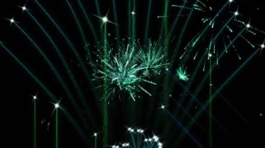 Siyah arka planda havai fişekler eşliğinde yeni yıl mesajlarının animasyonu. Yeni yıl, gelenek ve kutlama konsepti dijital olarak oluşturuldu.