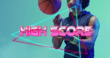 Neon desenli yüksek skorlu metin animasyonu ve çift ırklı basketbol oyuncusu. Spor, rekabet, video oyunu ve dijital olarak üretilen iletişim konsepti.