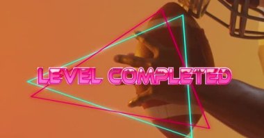 Neon desenli metnin animasyonu ve Afro-Amerikan Amerikan futbolcusu. Spor, rekabet, video oyunu ve dijital olarak üretilen iletişim konsepti.