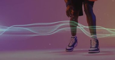 Afro-Amerikan basketbolcu üzerinden neon ve ağ desenli animasyon. Spor, rekabet, veri işleme ve dijital olarak oluşturulan iletişim konsepti.