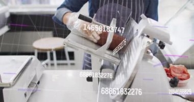 Salam kesen iki ırklı dükkan asistanının veri işleme animasyonu. Küresel iş ve dijital arayüz kavramı, dijital olarak oluşturulmuş video.