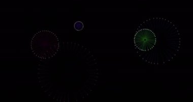 Siyah arka planda havai fişek animasyonu. Yeni yıl, gelenek ve kutlama konsepti dijital olarak oluşturuldu.