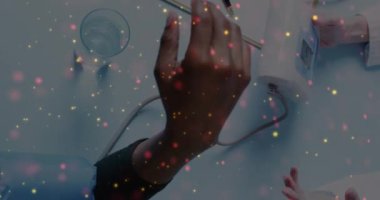 Farklı doktor ve hastaların üzerinde DNA iplikçikleri ve lekeler var. Küresel tıp, sağlık ve dijital arayüz kavramı dijital olarak üretilen video.