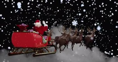 Noel Baba 'nın üzerine yağan kar animasyonu ren geyiğiyle kızakta. Noel, şenlik, kutlama ve gelenek konsepti dijital olarak oluşturuldu.