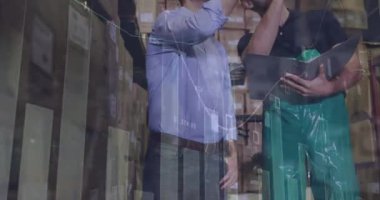 Depodaki çeşitli işçiler üzerinde finansal veri işleme animasyonu. Küresel gönderim, dağıtım ve dijital arayüz kavramı dijital olarak oluşturulmuş video.