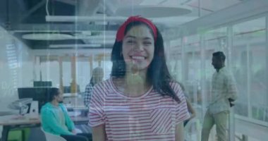 Toplantıda çeşitli iş adamlarının veri işleme animasyonları. Küresel iş, teknoloji ve dijital arayüz kavramı dijital olarak oluşturulmuş video.