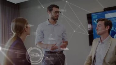 Toplantıda çeşitli iş adamları üzerinden veri işleme ağı ile bağlantıların animasyonu. Küresel iş, teknoloji ve dijital arayüz kavramı dijital olarak oluşturulmuş video.