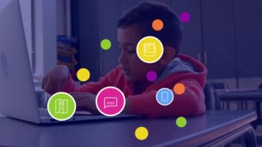 Dizüstü bilgisayar kullanan iki ırklı öğrencinin animasyonu. Küresel eğitim, öğrenme ve dijital arayüz kavramı dijital olarak oluşturulmuş video.