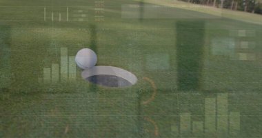 Golf sahası ve top üzerinde istatistik ve veri işleme görüntüsü. Küresel spor, rekabet ve veri işleme kavramı dijital olarak oluşturulmuş görüntü.