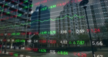 Şehir manzarası üzerinde finansal veri işleme resmi. Küresel iş ve veri işleme kavramı dijital olarak oluşturulmuş görüntü.