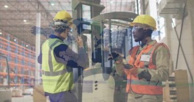 Depoda çalışan çeşitli insanlar üzerinde finansal veri işleme animasyonu. Küresel sevkiyat, ticaret, finans, bilgisayar ve veri işleme kavramı dijital olarak oluşturuldu.