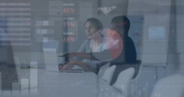 Dizüstü bilgisayarlı çeşitli iş kadınları üzerinde finansal veri işleme animasyonu. Küresel finans, iş ve veri işleme kavramı dijital olarak oluşturulmuş video.