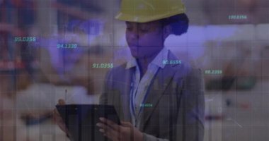 Depoda çalışan Afrikalı Amerikalı kadının istatistik ve veri işleme animasyonu. Küresel sevkiyat, ticaret, finans, bilgisayar ve veri işleme kavramı dijital olarak oluşturuldu.