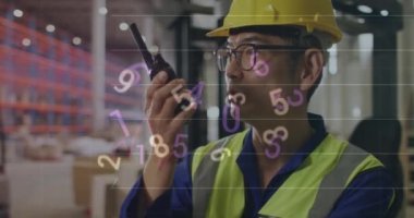 Depoda çalışan melez bir adam hakkında istatistik ve veri işleme animasyonu. Küresel sevkiyat, ticaret, finans, bilgisayar ve veri işleme kavramı dijital olarak oluşturuldu.