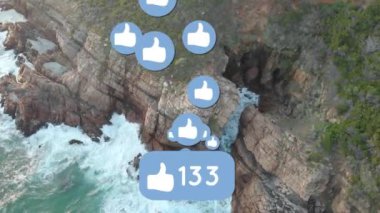 Kayalık kıyı ve deniz manzarası üzerinde sosyal medya simgelerinin canlandırılması. Küresel sosyal medya, iletişim ve bağlantılar konsepti dijital olarak oluşturulmuş video.