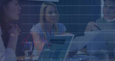 İstatistiksel veri işlemenin animasyonu. Ofiste birlikte tartışan bir grup çeşitlilik üzerine. İş veri teknolojisi kavramı