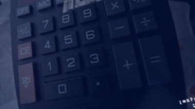 Hesap makinesi ve belgeler üzerinde veri işleme ve istatistiklerin animasyonu. Küresel iş, finans ve veri işleme kavramı dijital olarak oluşturulmuş video.