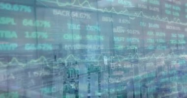 Veri işleme ve şehir manzarası istatistiklerinin animasyonu. Küresel iş, finans ve veri işleme kavramı dijital olarak oluşturulmuş video.