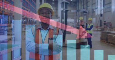 Depodaki Afrikalı Amerikalı kadın üzerinde istatistik, kırmızı ok ve veri işleme animasyonu. Küresel sevkiyat, ticaret, finans, bilgisayar ve veri işleme kavramı dijital olarak oluşturuldu.