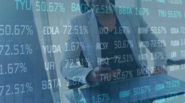Akıllı telefon kullanarak iş adamının finansal veri işleme animasyonu. Küresel finans, iş ve veri işleme kavramı dijital olarak oluşturulmuş video.