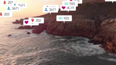 Günbatımı ve deniz manzarası üzerine sosyal medya simgelerinin animasyonu. Küresel sosyal medya, iletişim ve bağlantılar konsepti dijital olarak oluşturulmuş video.