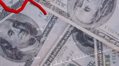 Amerikan dolarları üzerinde kırmızı çizgi ve istatistiklerle finansal veri işleme animasyonu. Küresel ağlar, bağlantılar, finans, iş ve veri işleme kavramı dijital olarak oluşturulmuş video.