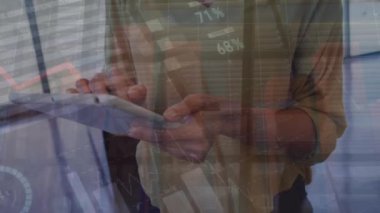 Tablet kullanılarak işadamının finansal veri işleme animasyonu. Küresel finans, iş ve veri işleme kavramı dijital olarak oluşturulmuş video.