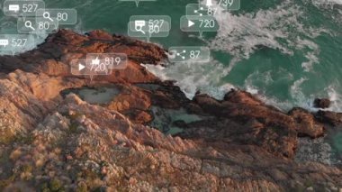 Kayalık kıyı ve deniz manzarası üzerinde sosyal medya simgelerinin canlandırılması. Küresel sosyal medya, iletişim ve bağlantılar konsepti dijital olarak oluşturulmuş video.