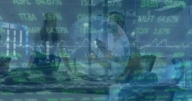 Çeşitli erkek ve kadın meslektaşların tartıştığı borsa verilerinin animasyonu. Küresel ekonomi ve iş teknolojisi kavramı